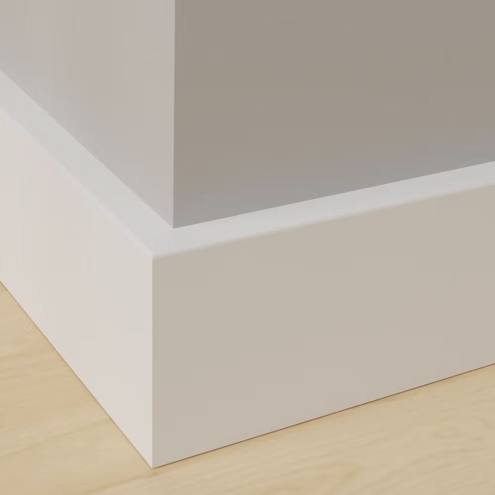 Witte plint van 11 × 68 mm in een afgewerkte hoek